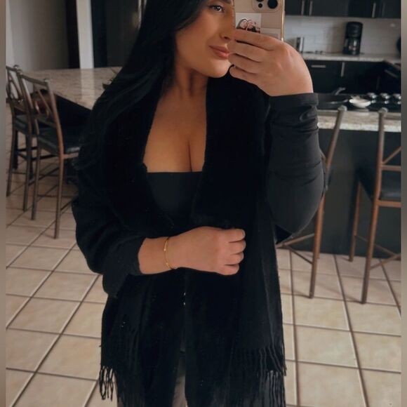 Black faux fur shawl - Picture 3 of 4